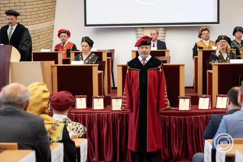 A komáromi Selye János Egyetem tanévnyitó ünnepsége és az új rektorának beiktatása