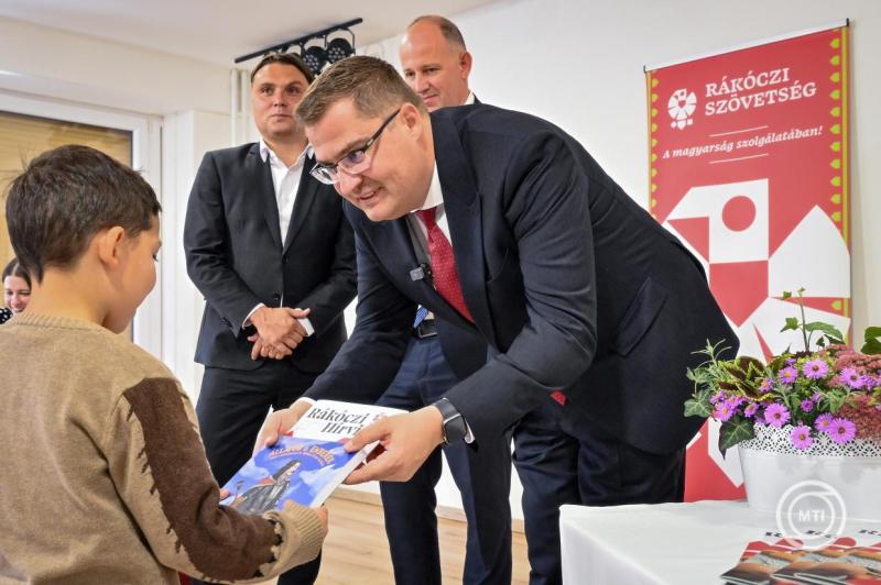 Iskolakezdési csomagokat adott át a Rákóczi Szövetség a felvidéki Naszvadon