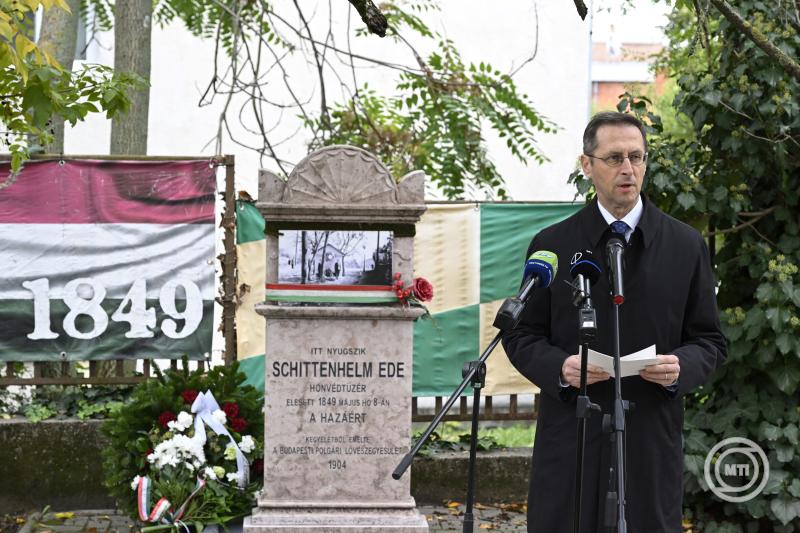 Aradi vértanúk - Megemlékezés Schittenhelm Ede honvédtüzér síremlékénél Budapesten