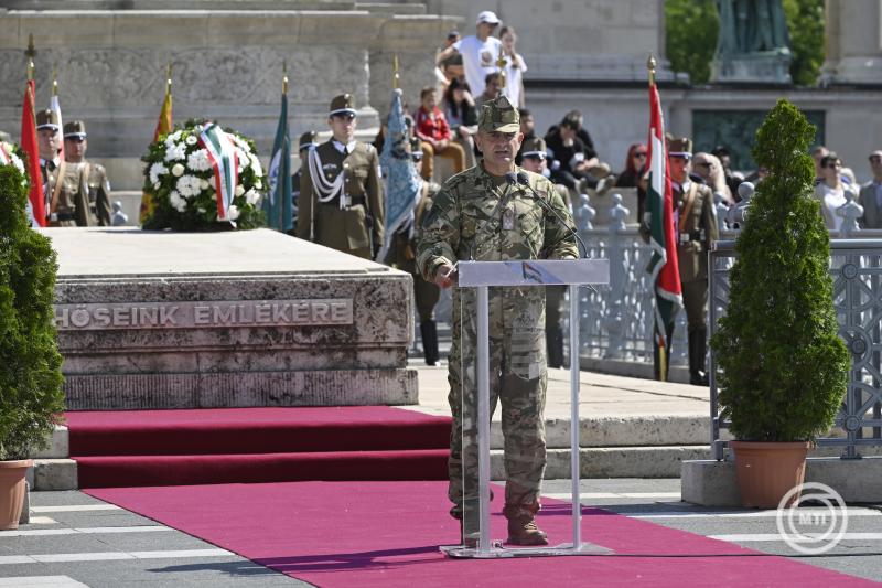 Az MH területvédelmi tartalékos állományának összevont katonai eskütétele a Hősök terén