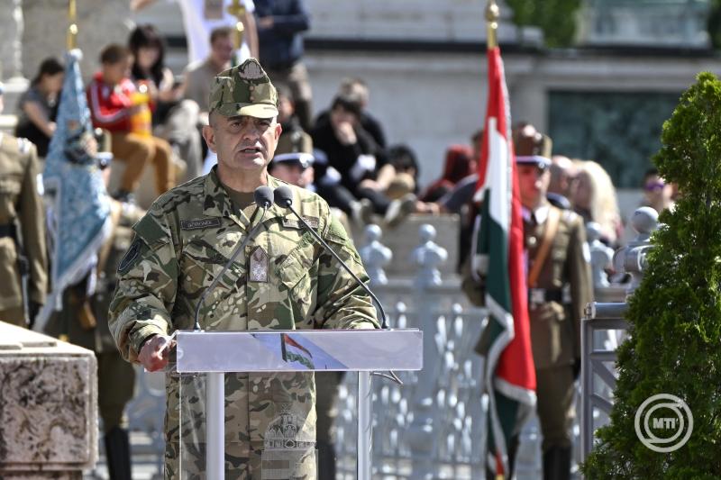 Az MH területvédelmi tartalékos állományának összevont katonai eskütétele a Hősök terén