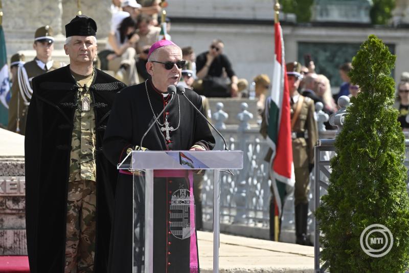 Az MH területvédelmi tartalékos állományának összevont katonai eskütétele a Hősök terén
