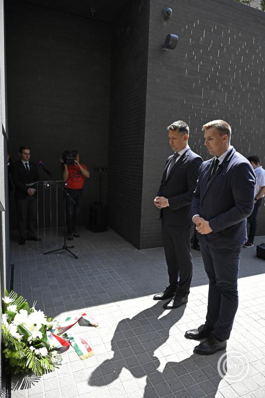 Megemlékezés a Nemzeti összetartozás emlékhelyénél