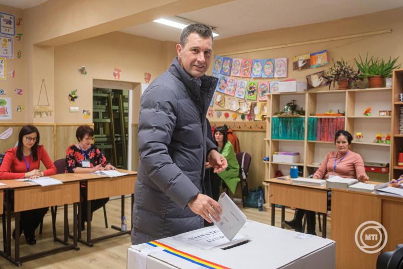Romániai választások – Tánczos Barna, az RMDSZ szenátorjelöltje szavaz