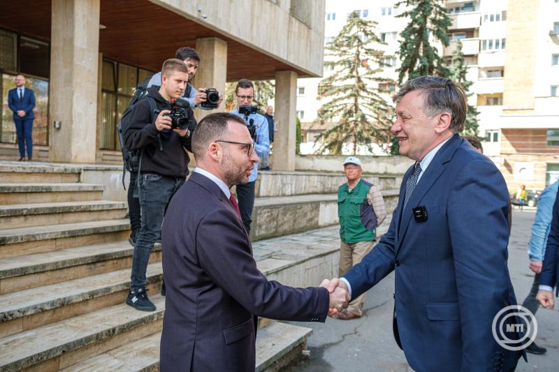 Crin Antonescu, a román kormánykoalíció államfőjelöltjének látogatása Hargita megyében