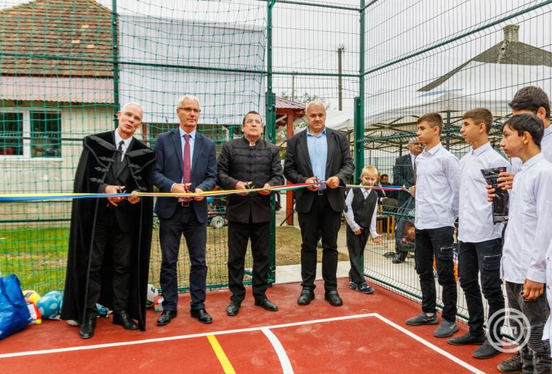 Átadták a Glória Ifjúsági és Missziós Központ sportpályáját a kárpátaljai Tiszabökényben