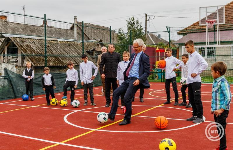 Átadták a Glória Ifjúsági és Missziós Központ sportpályáját a kárpátaljai Tiszabökényben