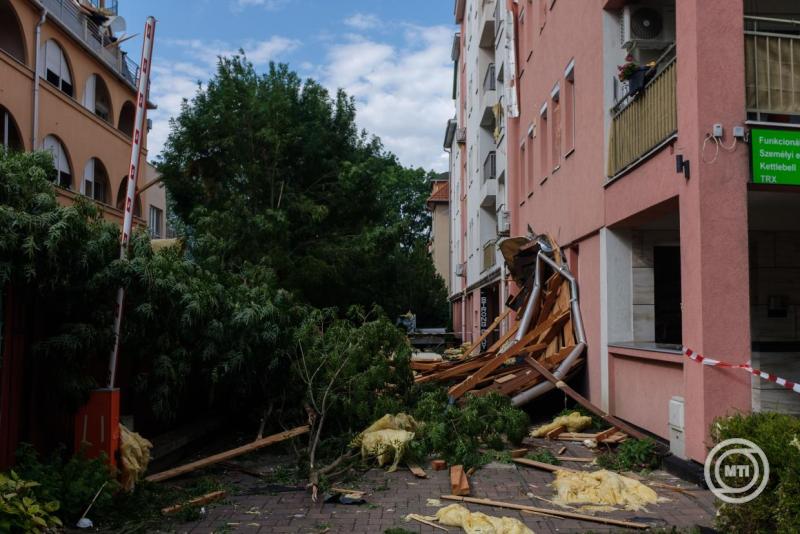 Leszakította egy szegedi egyetemi épület tetejét a vihar