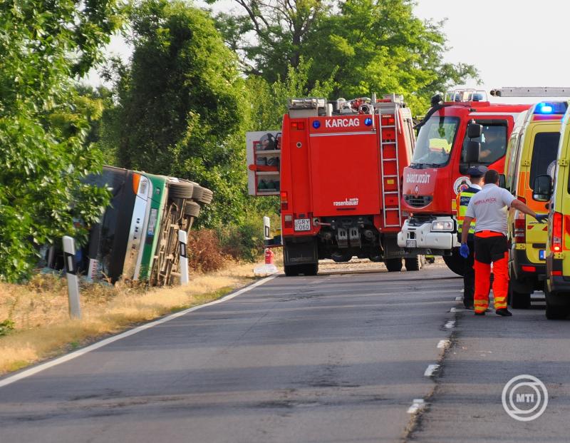 Sokan megsrltek a 442-es ton hajnalban trtnt buszbalesetben