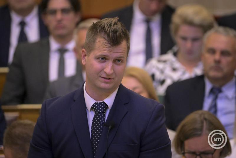 Az Orsz&aacute;ggyűl&eacute;s plen&aacute;ris &uuml;l&eacute;se