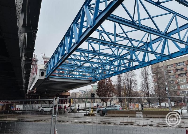 Megkezdődött Budapesten a Bartók Béla út felett átívelő új vasúti acélhíd első szerkezeti elemének helyére illesztése