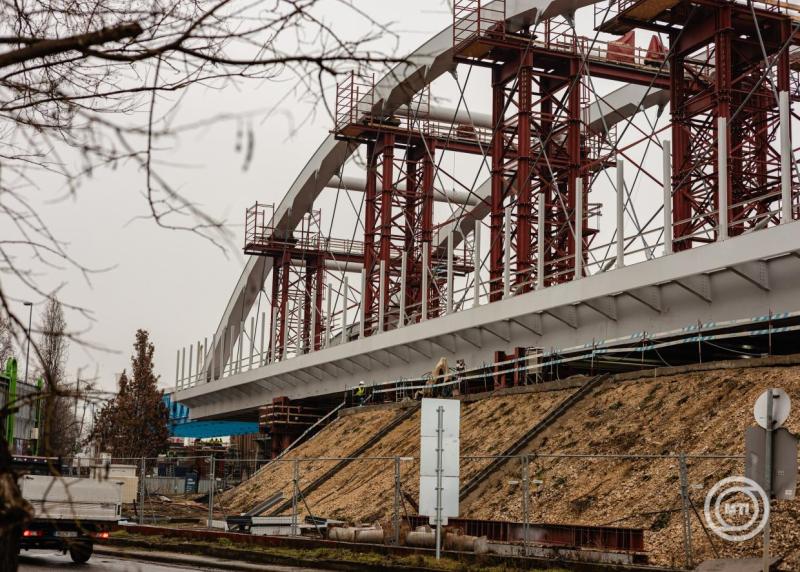 Megkezdődött Budapesten a Bartók Béla út felett átívelő új vasúti acélhíd első szerkezeti elemének helyére illesztése