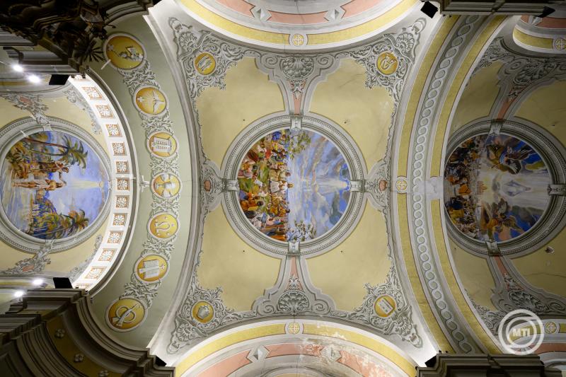 Átadták Bicskén a felújított Szentháromság templomot