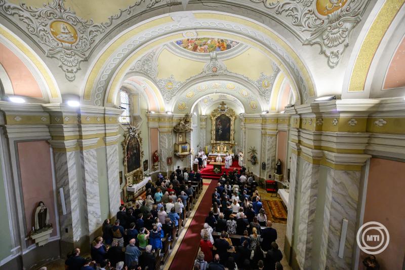 Átadták Bicskén a felújított Szentháromság templomot