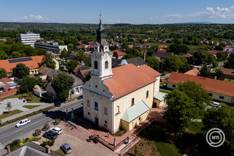 Átadták Bicskén a felújított Szentháromság templomot