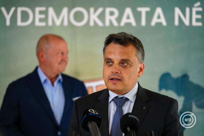 Sajttjkoztat a KDNP orszgjrsnak veszprmi llomsn