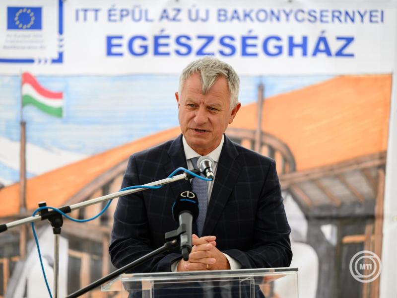 A Bakonycsernyei Egészségház és Fő tér ünnepélyes alapkőletétele