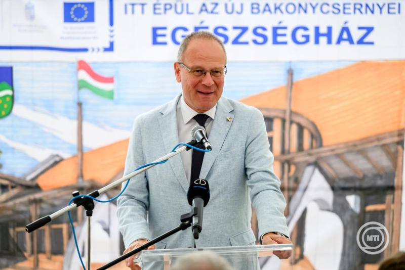 A Bakonycsernyei Egészségház és Fő tér ünnepélyes alapkőletétele