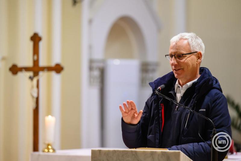 K�z�ss�gi h�zzal gazdagodhat a si�foki pl�b�nia