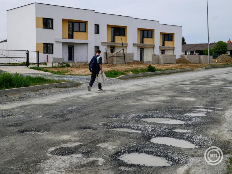 Azbeszttel szennyezett zúzalék került egy családiházas övezet utcáira Szombathelyen