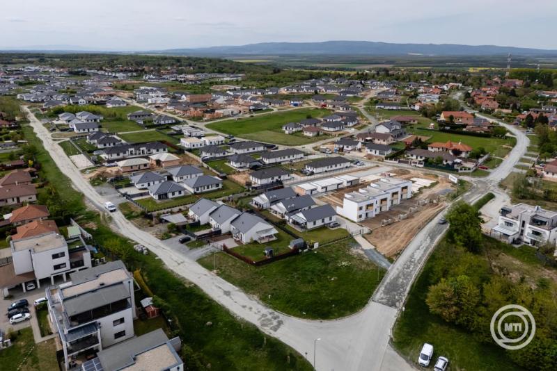 Azbeszttel szennyezett zúzalék került egy családiházas övezet utcáira Szombathelyen