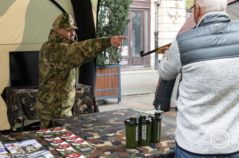 A "Szeretem, megvédem" toborzókampány nyíregyházi állomása