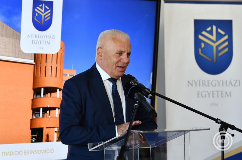 Repülőgép-szimulátort adtak át a Nyíregyházi Egyetemen