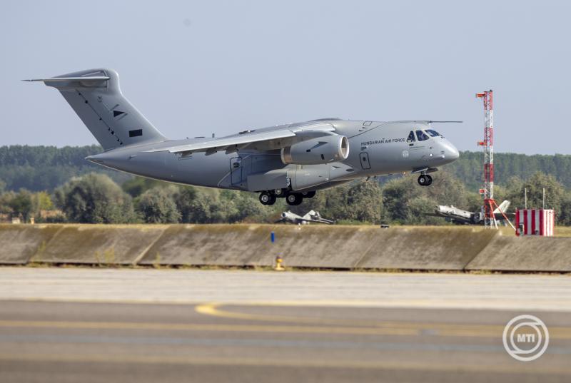 Megérkezett a kecskeméti repülőbázisra az első magyar KC-390 katonai szállítórepülőgép
