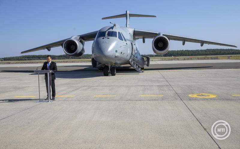 Megérkezett a kecskeméti repülőbázisra az első magyar KC-390 katonai szállítórepülőgép