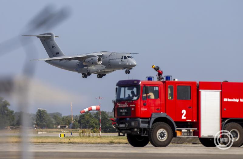 Megérkezett a kecskeméti repülőbázisra az első magyar KC-390 katonai szállítórepülőgép