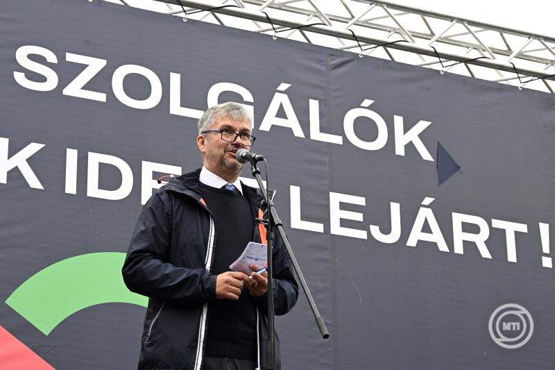 A Tisza Párt tüntetése a közmédia épülete előtt
