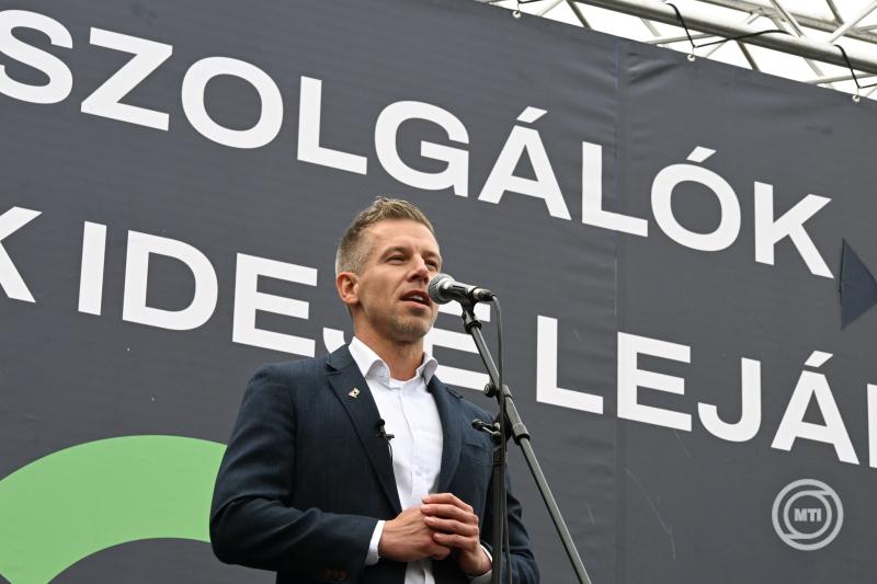 A Tisza Párt tüntetése a közmédia épülete előtt