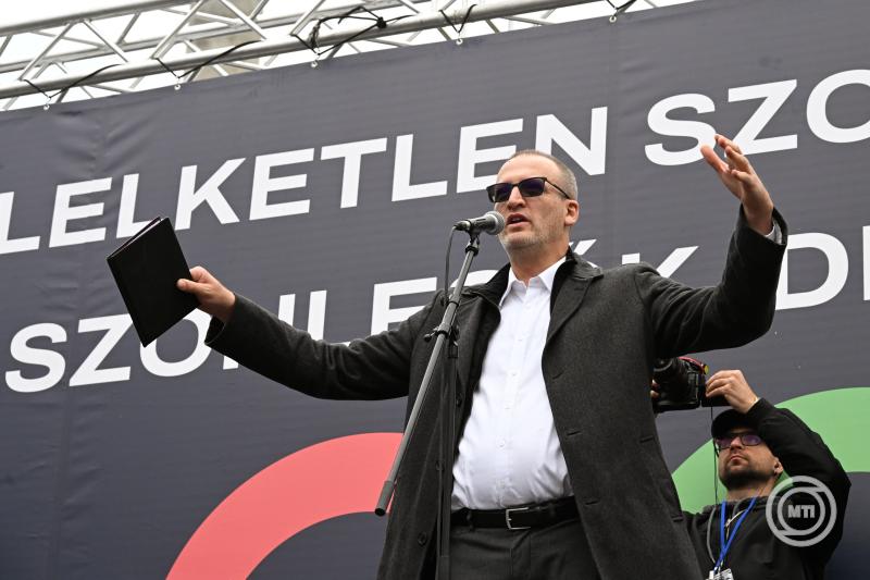 A Tisza Párt tüntetése a közmédia épülete előtt