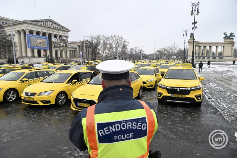 Kedvezbb adzsrt, a tisztessges meglhets rdekben tntettek taxisofrk Budapesten