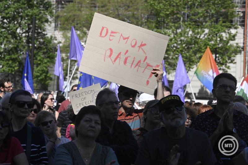 Demonstráció a gyülekezési jogról szóló törvény módosításának visszavonásáért Budapesten