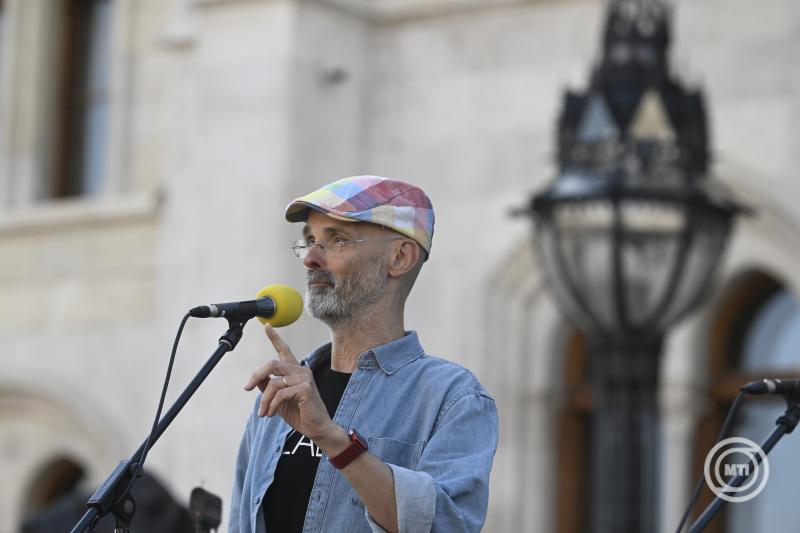 Demonstráció a gyülekezési jogról szóló törvény módosításának visszavonásáért Budapesten