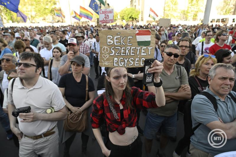 Demonstráció a gyülekezési jogról szóló törvény módosításának visszavonásáért Budapesten