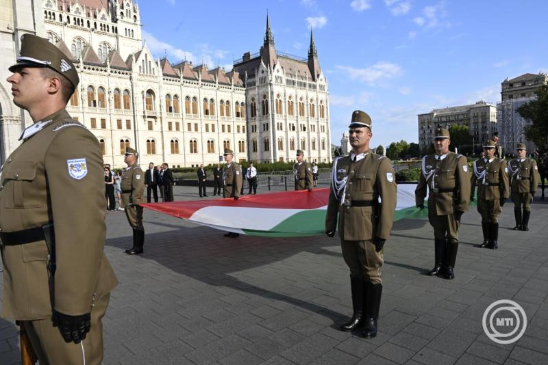 Augusztus 20. - Zászlófelvonás a Kossuth téren