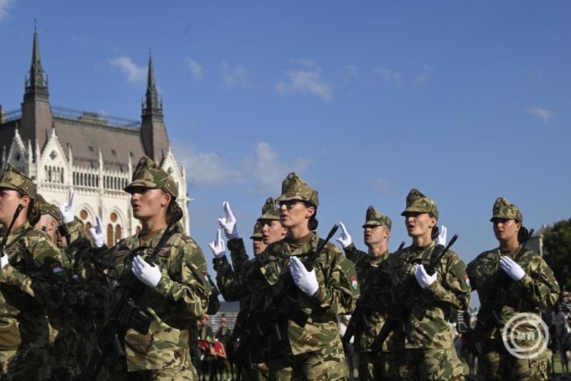 Augusztus 20. - Tisztavatás a Kossuth téren