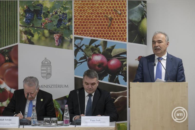 Sajtótájékoztató a magyar gazdák és a magyar föld védelmében az Agrárminisztériumban