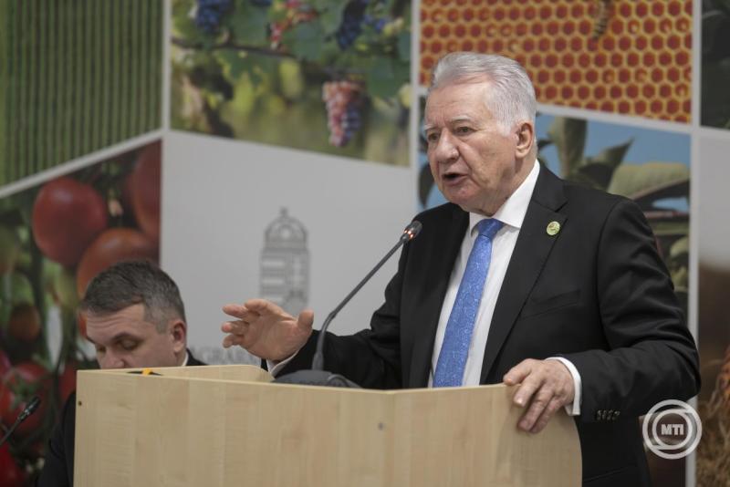 Sajtótájékoztató a magyar gazdák és a magyar föld védelmében az Agrárminisztériumban