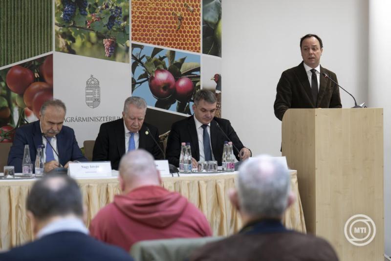 Sajtótájékoztató a magyar gazdák és a magyar föld védelmében az Agrárminisztériumban