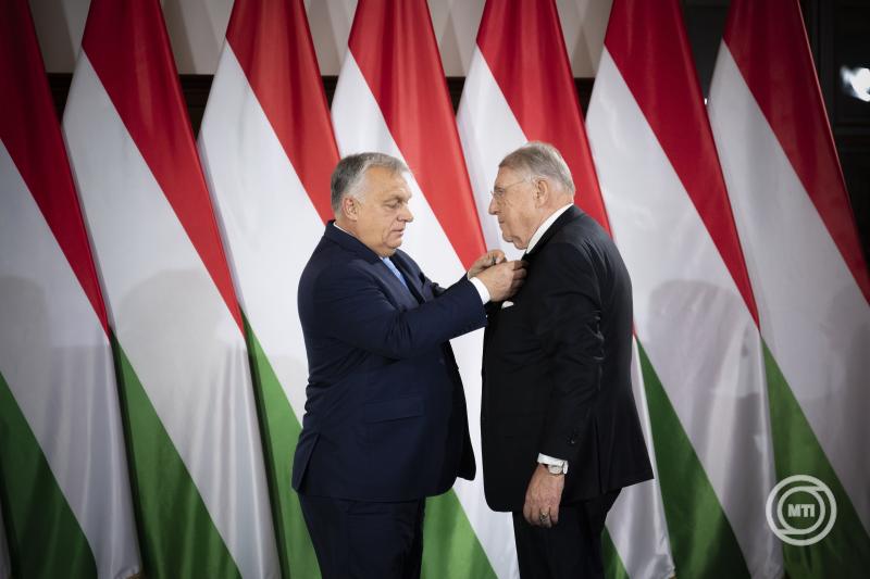Orbán Viktor kitüntette Klaus Mangoldot