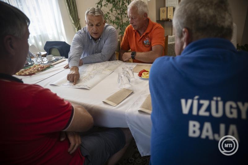 Orbán Viktor aszályvédelmi szemlét tartott Dunapatajon