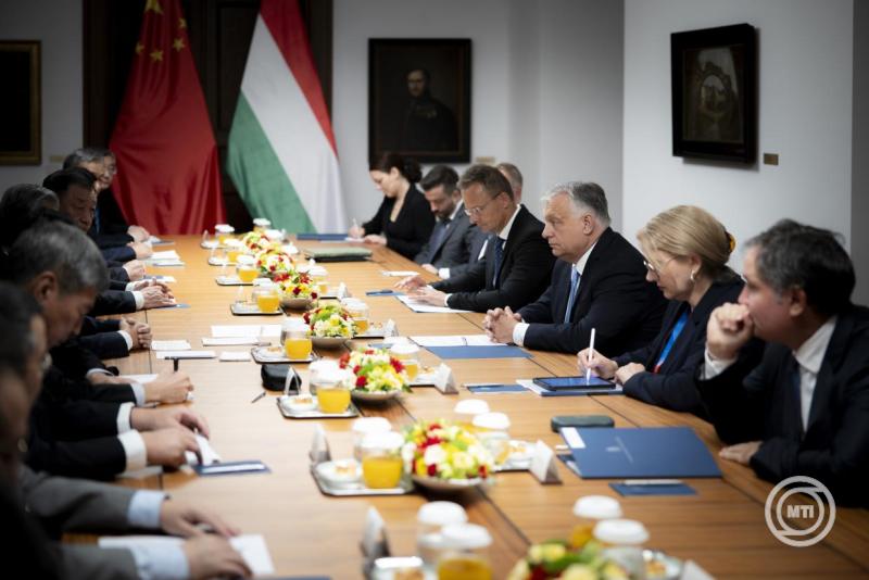 Orbán Viktor a Kínai Népköztársaság Országos Népi Gyűlése Állandó Bizottságának elnökével tárgyalt