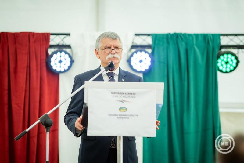 Kárpát-medencei búzaszentelő ünnepség Zentán