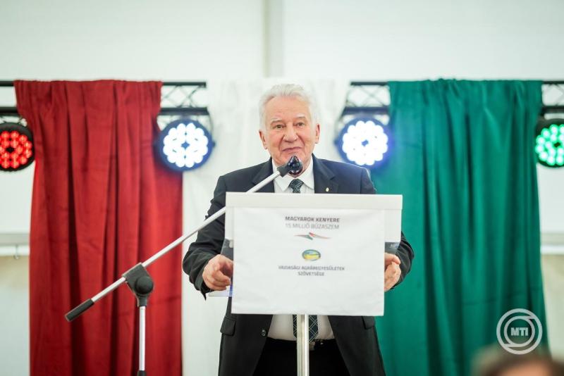 Kárpát-medencei búzaszentelő ünnepség Zentán