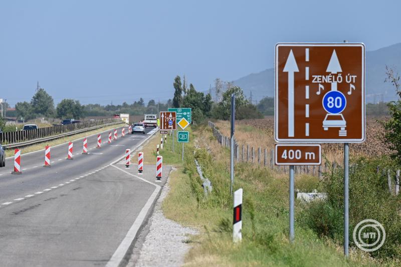 Zenélő burkolatot kapott a 21-es főút Hatvan és Lőrinci közötti szakasza