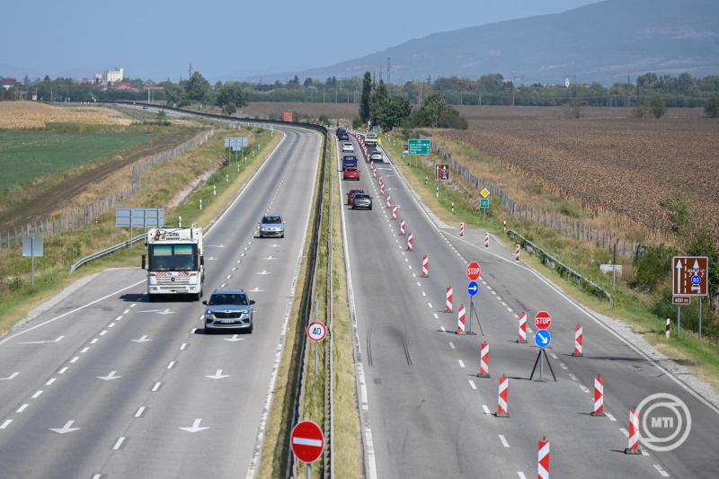 Zenélő burkolatot kapott a 21-es főút Hatvan és Lőrinci közötti szakasza