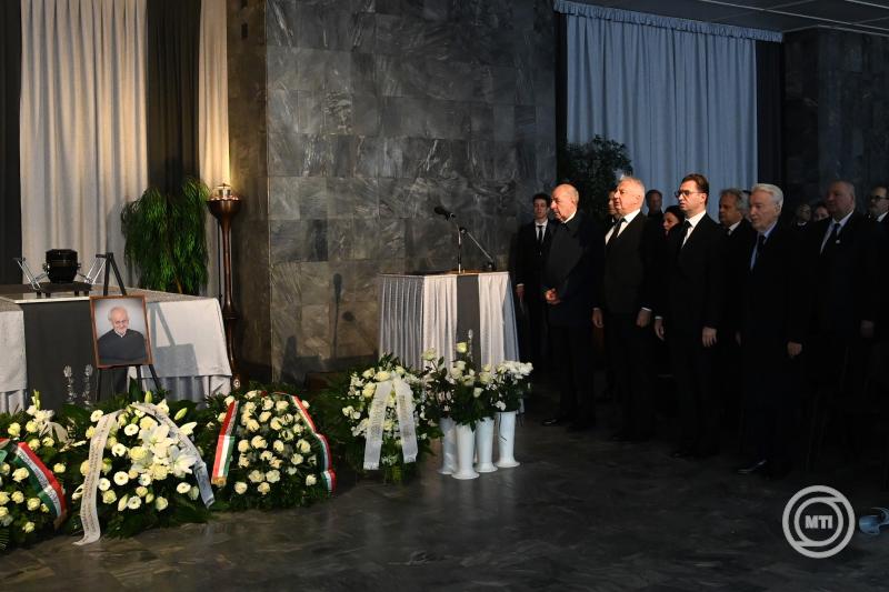 Végső búcsút vettek Jelenits István piarista szerzetestől a Fiumei úti sírkertben